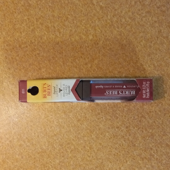 Burt's Bees red lipstick, red balm and makeup remover pack - Picture 4 of 5